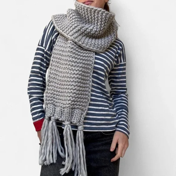 Grey oversized chunky knit scarf - Picture 2 of 6